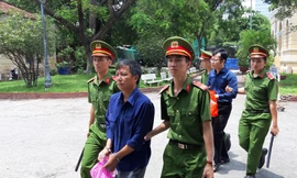 Hai bị cáo Trần Hải Ðăng (đi trước) và Nguyễn Ðăng Thảo sau phiên tòa chiều qua 5/6. Ảnh: Tân Châu ​