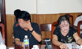 Ông Nguyễn Xuân Nguyên, Giám đốc Công ty Ðại Nguyên Dương bật khóc tại cuộc họp. Ảnh: Tr.Ðịnh ​