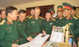 ​Ðại úy Hoàng (ngoài cùng bên phải) giới thiệu bài thi với lãnh đạo, đại biểu về dự lễ tổng kết, trao giải, ngày 1/11. Ảnh: NGUYỄN MINH