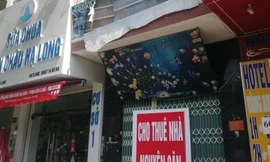 Nhiều hàng quán ở khu phố cổ Hà Nội đóng cửa. Ảnh: Ngọc Linh