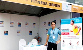 CEO Gene Friend Way Cao Anh Tuấn mang mô hình tham gia triển lãm. Ảnh: NVCC