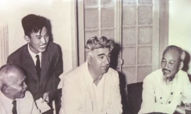 Ông Vũ Khoan (thứ hai từ trái sang) trong lần dịch cho Bác Hồ. Ảnh Tư liệu Bộ Ngoại giao VN