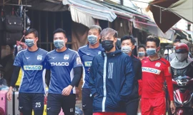 Các cầu thủ HAGL phát khẩu trang miễn phí cho người dân ở chợ​trung tâm TP​Pleiku. Ảnh: HAG ​