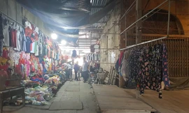 Khung cảnh xuống cấp bên trong chợ Cầu 