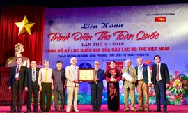 Đại diện CLB Thơ Việt Nam đón nhận Bằng xác lập kỷ lục 