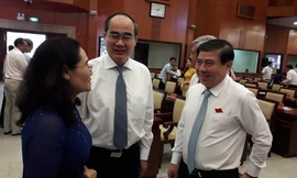 Bí thư Thành ủy TPHCM Nguyễn Thiện Nhân, Chủ tịch UBND TPHCM Nguyễn Thành Phong và Chủ tịch HÐND TPHCM Nguyễn Thị Lệ trao đổi trước khi biểu quyết thông qua chính sách cho người dân Thủ Thiêm 