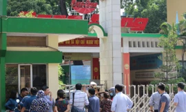 Người dân đến Cty CP Bóng đèn phích nước Rạng Ðông yêu cầu đối thoại. Ảnh: T.H