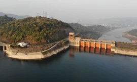 Nước ở nhiều hồ thủy điện trên toàn quốc đang ngấp nghé mực nước chết. Ảnh: Nguyễn Bằng