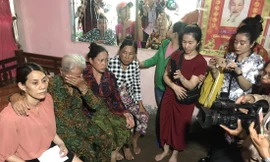 Người dân ấp Bửu Ðông, xã Long Ðiền Ðông (Ðông Hải, Bạc Liêu) ngóng tin cô Nguyễn Kim Hon lưu lạc 22 năm về quê. 