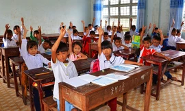 Những cánh tay giơ lên khi PV hỏi Em nào muốn ăn cơm ở trường? 