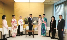 Tặng quà Thủ tướng Nhật 