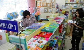 Theo quy định, UBND các tỉnh vẫn chưa được chọn SGK cho học sinh. Ảnh: P.V 