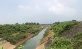 Kênh đầu nguồn dẫn nước từ sông Ðà vào nhà máy Viwasupco, tỉnh Hòa Bình đề nghị bịt kín để đảm bảo an ninh nguồn nước. Ảnh: Trọng Ðảng