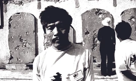 Tác giả “Nỗi buồn chiến tranh” tại Nghĩa trang Trường Sơn năm 2003. Ảnh: NGUYỄN ÐÌNH TOÁN 