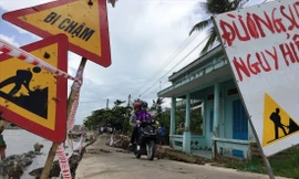 Vào mùa mưa, sạt lở ven sông đã làm hư hại nhà cửa, đường giao thông,… 