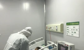 Bác sĩ khám cho bệnh nhân dương tính với Covid - 19 tại BV Bệnh Nhiệt đới T.Ư tháng 2/2020. Ảnh: Thái Hà