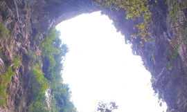 Hang Tiên ấn tượng ngay từ cửa hang cao 70m. Ảnh: Nguyễn Mạnh Hà 