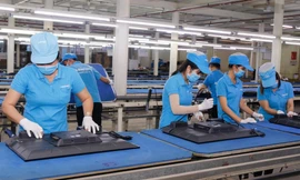 Lắp ráp TV tại Công ty cổ phần tập đoàn Asanzo. Ảnh: Hoài Nam