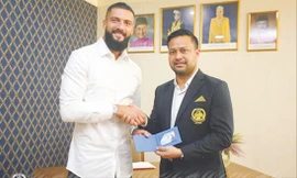 Tiền vệ Liridon (trái) trở thành công dân Malaysia