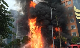 Vụ cháy quán Karaoke trên đường Thái Tông Hà Nội. Ảnh: Hồng Vĩnh 