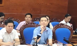 Ông Nguyễn Ðăng Khoa, PGÐ Cty CP Ðầu tư nước sạch sông Ðà ngồi trả lời báo chí chiều 17/10. Ảnh: T.Ð