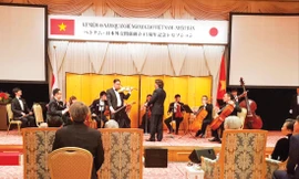 Trình tấu cho Nhật hoàng và quan chức cao cấp Việt Nam - Nhật Bản. Ðây cũng là những khán giả nước ngoài đầu tiên của cây đàn độc đáo đến từ Việt Nam