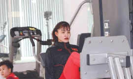 Trung vệ Chương Thị Kiều tập luyện trong phòng Gym