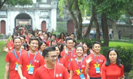 Chiều 26/11, các đại biểu tham dự Diễn đàn Trí thức trẻ Việt Nam toàn cầu lần thứ hai 2019 tham quan Văn Miếu - Quốc Tử Giám. Ảnh: Xuân Tùng 