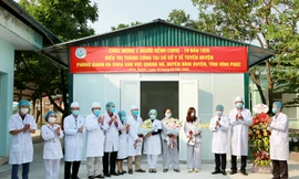 2 bệnh nhân nhiễm Covid-19 điều trị tại Trung tâm điều trị bệnh hô hấp cấp (Phòng khám đa khoa Quang Hà) được ra viện chiều 18/2. Ảnh: Trà Hương