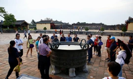 Du khách Trung Quốc tham quan Ðại Nội Huế. Ảnh: Như Ý