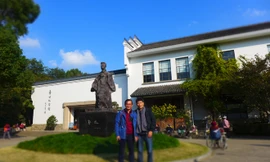 Trước bảo tàng Lỗ Tấn tại Thượng Hải 