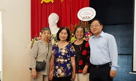 Chị Bích Hậu (thứ 2 từ phải sang) cùng Tổng Biên tập Lê Xuân Sơn 