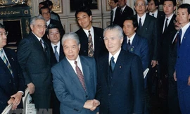 Thủ tướng Nhật Bản Tomiichi Murayama và Tổng Bí thư Đỗ Mười trong khuôn khổ chuyến thăm chính thức Nhật Bản từ 18 - 19.4.1995. Ảnh: TTXVN 