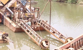 Dàn khoan của Công ty Thiên Ý nghi dùng để khai thác vàng sa khoáng 