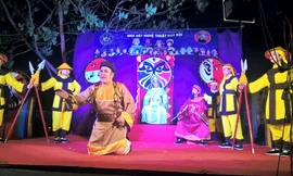 Vở diễn Lê Công Kỳ Án trên hè phố Công viên Gia Ðịnh. Ảnh: Trần Nguyên Anh 