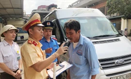 Kiểm tra chất gây nghiện và đo nồng độ cồn với lái xe khách tại bến xe Gia Lâm chiều 13/5. Ảnh: T.Đảng