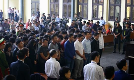 Các bị cáo nghe tòa tuyên án chiều 30/11. Ảnh Như Ý 