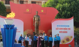 Lãnh đạo TPHCM trao ngọn đuốc thiêng cho thế hệ trẻ thành phố mang tên Bác. Ảnh: NGÔ TÙNG