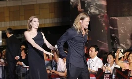 Jolie - Pitt quấn quýt không rời nửa bước