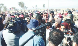 Nhà báo bị người nhập cư bao vây Ảnh: Đình Thắng