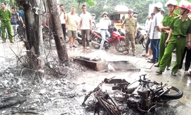 Chiếc xe máy bị thiêu rụi ngay dưới cột điện cháy