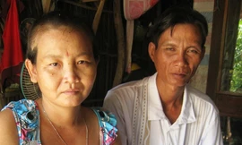 Hỗ trợ hay “mua” sự im lặng?