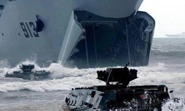 Một tàu chiến đổ bộ của Trung Quốc