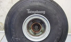 Cận cảnh chiếc lốp máy bay ATR72 bị rơi