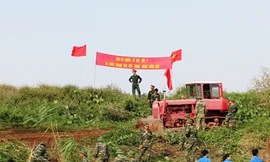 Chiến sĩ công binh xây dựng nông thôn mới