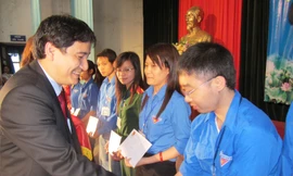 Bí thư Thứ nhất TW Đoàn Nguyễn Đắc Vinh trao tặng học bổng cho 10 SV nghèo vượt khó ĐH Vinh. Ảnh Quang Long: