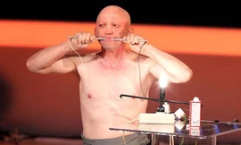 'Người pin' phóng điện, nấu chín xúc xích