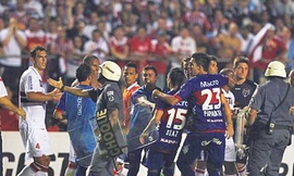 Cầu thủ tố bị dí súng, hành hung giữa trận