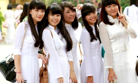 Khoảnh khắc tinh nghịch của áo trắng ngày tựu trường