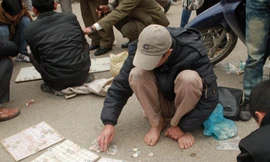 Hội Lim vẫn đậm mùa dịch vụ ăn theo, đỏ đen